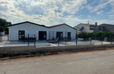 Verkauf - Doppelhaushälfte mit beheiztem Pool, Umgebung von Poreč!