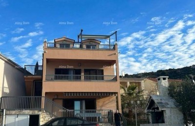 Verkauf - Erste Reihe zum Meer! Modernes, geräumiges Haus mit 4 separaten Wohnungen, Garage und Bootsanleger, Rogoznica.