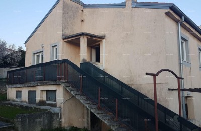 Pula! Ein Haus mit zwei Wohnungen und einem großen Garten.