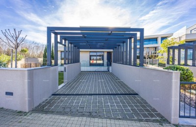 Erste Reihe zum Meer! Luxuriöses Haus in Umag, 300 m vom Meer entfernt - perfekt für Familien mit modernen Annehmlichkeiten.