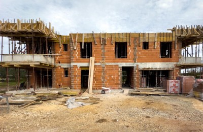Wir verkaufen eine Wohnung mit Garage und Garten im Bau! Nähe zum Stadtzentrum von Pula.