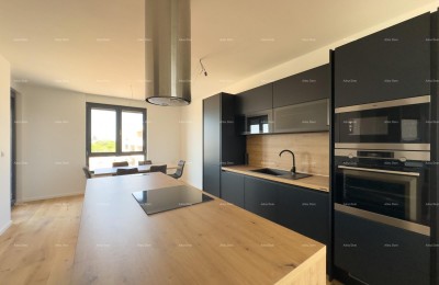 Geräumige Wohnung in Pula mit drei Schlafzimmern und modernen Annehmlichkeiten in der Nähe des Stadtzentrums