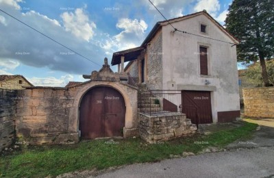 Zu verkaufen sind zwei alte Steinhäuser in der Nähe der Stadt Poreč.