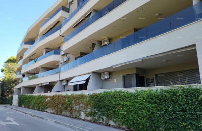 STOJA Modernes Apartment mit 80 m² Terrasse, 100 m vom Meer in Pula!