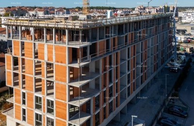 Pula, neues Projekt! Mehrfamilienhaus, moderne Gebäude mit Aufzug, nahe dem Zentrum. Verkauf einer Wohnung mit Parkplatz und Abstellraum. S53