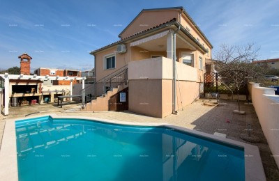 Haus mit zwei Wohnungen in der Umgebung von Pula