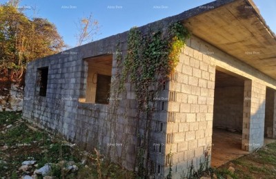 HAUS IM ROHBAU-STADIUM MIT ZUSÄTZLICHEM BAUPARZEL UND LANDWIRTSCHAFTLICHEM GRUNDSTÜCK