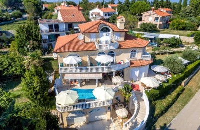 Haus mit Apartments und Pool in Premantura – Meerblick!
