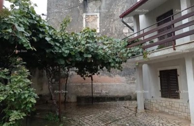 Reihenhaus im Zentrum von Marčana mit Garten.