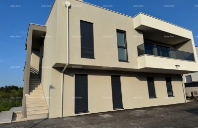 Luxuriöse zweistöckige Wohnung mit Meerblick und geräumiger Terrasse in Zambratija