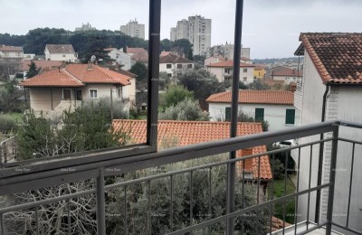 Pula Veruda. Zu verkaufen – 1. Stock eines Hauses mit Garten und Parkplatz