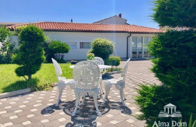 Luxusvilla mit Pool, und großem angelegtem Garten