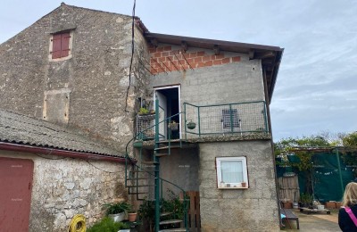 Verkauf eines Hauses mit Nebengebäude und Grundstück, Pula!
