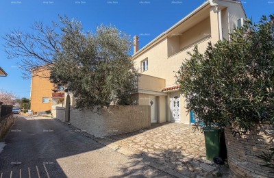 Ližnjan, gepflegtes und komplett möbliertes Haus mit Garage und Weinkeller