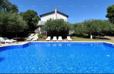 Poreč, 330 m² Apartmenthaus mit Pool
