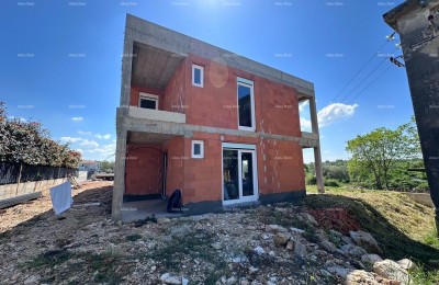 Umag. Wir verkaufen ein Doppelhaus im Rohbauzustand.