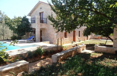 Marćana. Zwei Steinhäuser mit Swimmingpool.