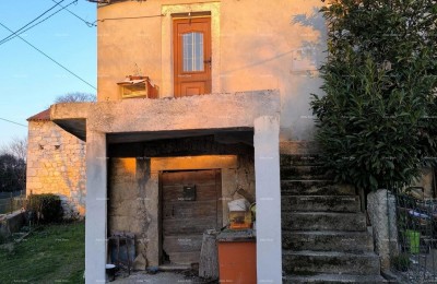 Verkauf eines renovierungsbedürftigen Hauses mit Baugrundstück in der Nähe von Poreč, Žbandaj!