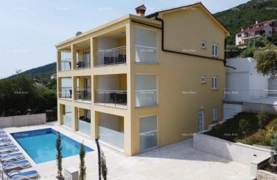 Raša, Charmantes Apartmenthaus mit Pool und Panoramablick auf das Meer