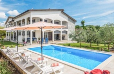 POREČ, Freistehendes Haus mit Pool und 5 Wohneinheiten