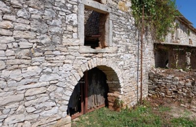 Steinernes Haus zur Renovierung – Nähe von Šišan