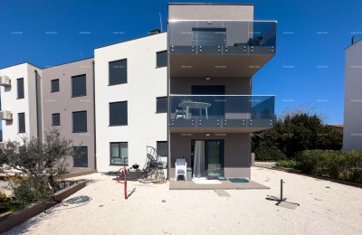 Wir verkaufen eine neue Wohnung mit großem Garten in Medulin!