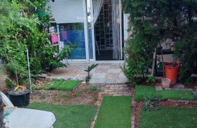 Novigrad - Mareda Wohnung mit Garten zu verkaufen, 150 m vom Strand entfernt!