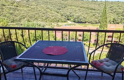 EINGERICHTETE WOHNUNG MIT BALKON NAHE DEM MEER – PAVIĆINI, DUGA UVALA