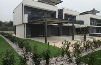Moderne Ferienvilla in einer geschlossenen Anlage mit Villen an der Meeresküste.