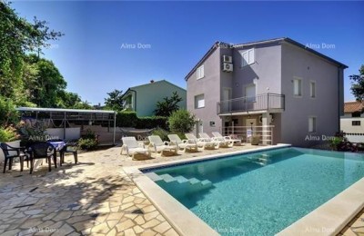 Zu verkaufen: Apartmenthaus mit Pool und Meerblick – Banjole!