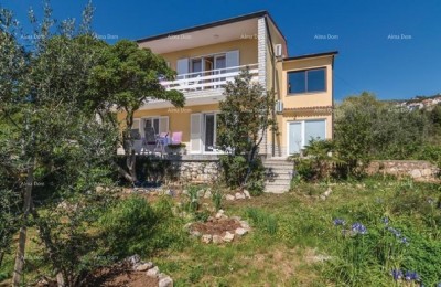 An einem sehr ruhigen Ort mit Blick auf das Meer, Rabac, steht ein Haus mit drei Wohnungen zum Verkauf