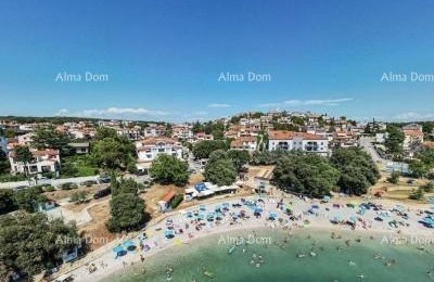 Verkauf einer Luxuswohnung mit zwei Etagen, erste Reihe zum Meer, Pješčana uvala!