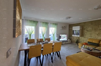 Medulin – luxuriöse Vierzimmerwohnung mit Garten, 2 Terrassen und 2 Parkplätzen | Neubau 2023.