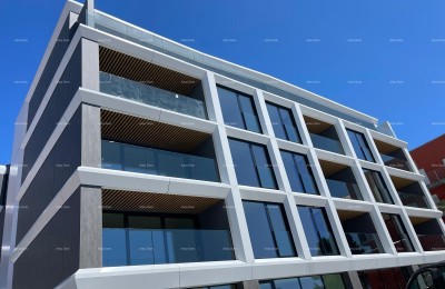 Wohnungen zum Verkauf in einem Wohn- und Geschäftshaus mit Meerblick, Zentrum von Umag! / S9