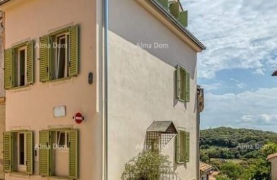 Verkaufe ein wunderschönes Apartmenthaus mit drei Wohnungen im Zentrum von Vrsar!