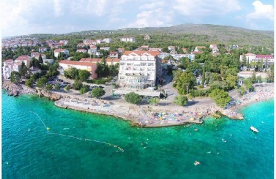 CRIKVENICA Das Hotel liegt nur 10 Meter vom kristalltürkisfarbene Meer;