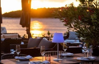 ROVINJ, Etabliertes Restaurant am Meer zu verkaufen (Raumvermietung)