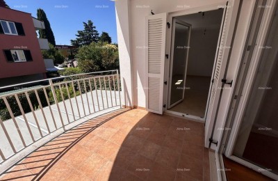 Novigrad – geräumige Vierzimmerwohnung, 76 m², 200 m vom Meer und dem Strand Karpinjan entfernt