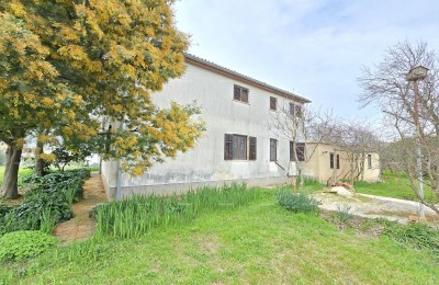 Geräumiges Haus in der Nähe von Pula! Zwei Wohnungen - 2500 m² Grundstück!