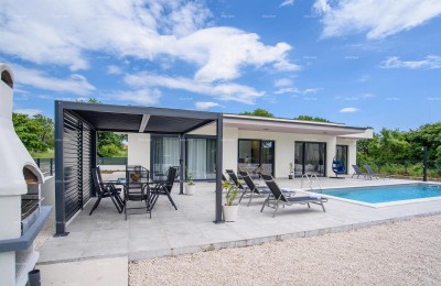 KANFANAR, MODERNE EINFAMILIENHAUS MIT POOL – RUHIGE LAGE