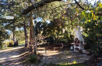 Zu verkaufen: Haus mit großem Grundstück, 5 km von Poreč entfernt.