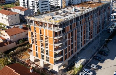Pula! Mehrfamilienhaus, moderne Gebäude mit Aufzug, nahe dem Zentrum. Wohnung mit Parkplatz und Abstellraum.