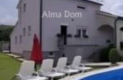Wir bieten zum Verkauf ein wunderschönes freistehendes Haus mit Pool in einer ruhigen und grünen Gegend von Pula (Veli Vrh)