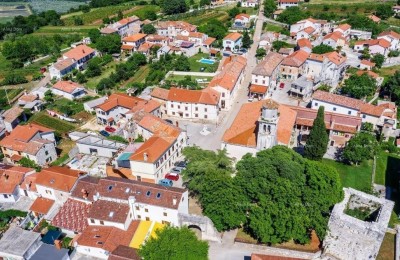 Zu verkaufen: altes Steinhaus mit Grundstück in Barban – ideal für ein Ferienhaus.