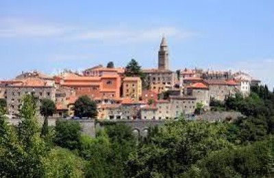 Baugrundstück in Labin – 1.070 m² mit Genehmigung für Haus und Pool