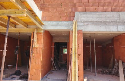 Verkauf - Wohnung mit zwei Schlafzimmern, Garten und 2 Stellplätzen