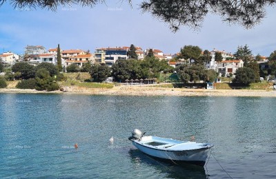 Erste Reihe zum Meer und Strand – Haus mit Pool und großem Grundstück, Pješčana Uvala!