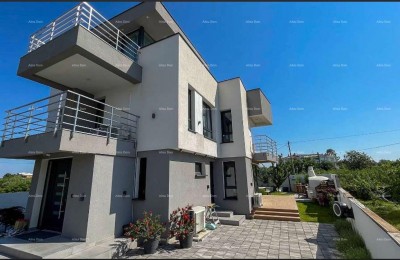 Moderne Villa in Istrien mit Meerblick, Dachterrasse und gepflegtem Garten – 800 m vom Strand entfernt