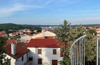Verkauf - renoviertes Haus an ausgezeichneter Lage mit zwei Apartments und wunderschönem Blick, Medulin!