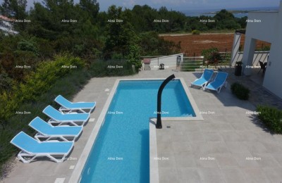 LIŽNJAN – FERIENHAUS MIT POOL, SOLARPANELEN UND BAULAND